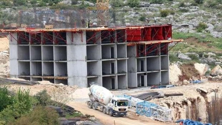 Hatay'da temeli atılan kalıcı konutların inşaatı hızla yükseliyor