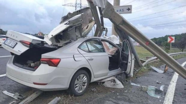 Havalimanı yolunda feci kaza: Hostesleri taşıyan araç bariyerlere ok gibi saplandı