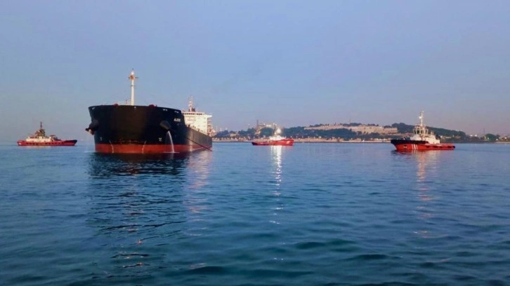 Haydarpaşa açıklarında yük gemisi karaya oturdu, boğaz trafiği askıya alındı