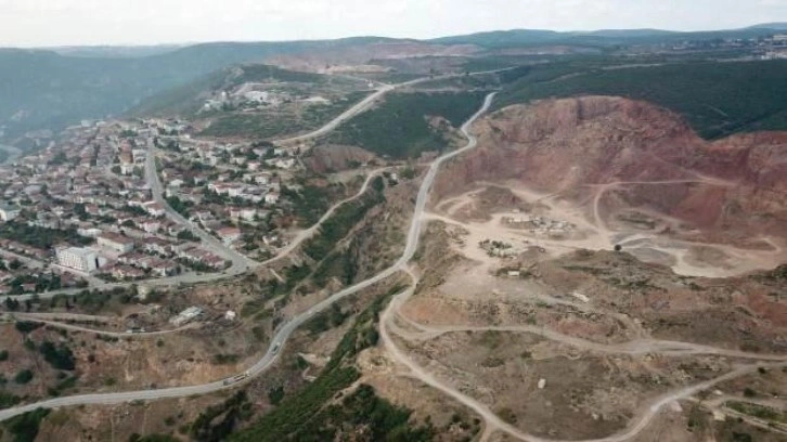 Her patlamada deprem olmuş gibi sallanıyorlar