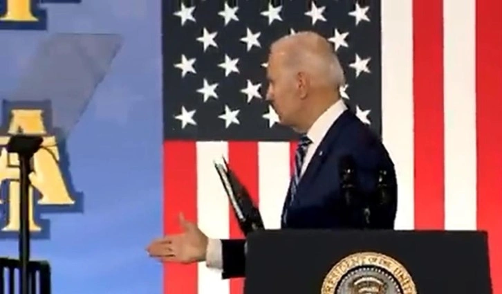 Her yaptığı olay! ABD Başkanı Joe Biden şimdi de boşlukla tokalaştı