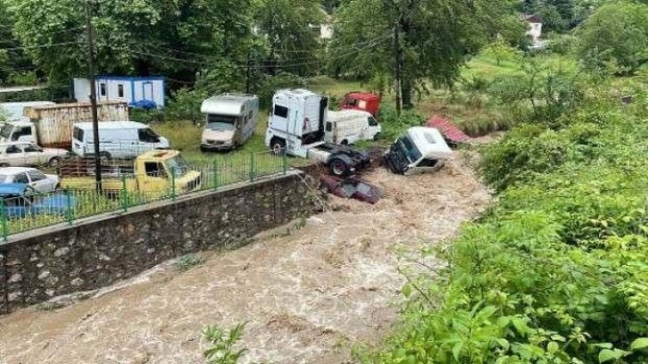 Heyelan sebebiyle araçlar suya gömüldü