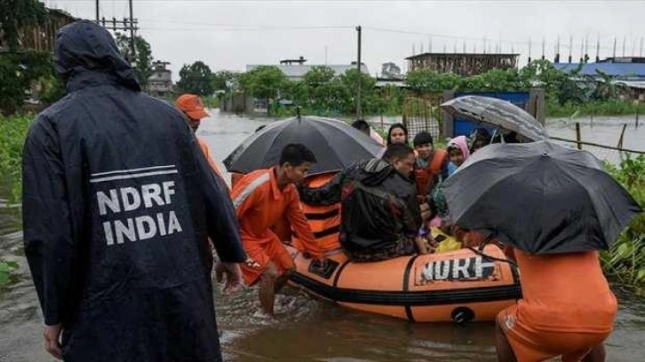 Hindistan ve Bangladeş'te sel ve heyelanlarda 13 kişi hayatını kaybetti