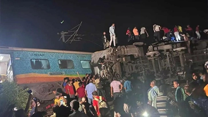 Hindistan'da facia gibi tren kazası: Ölü sayısı 171'e yükseldi