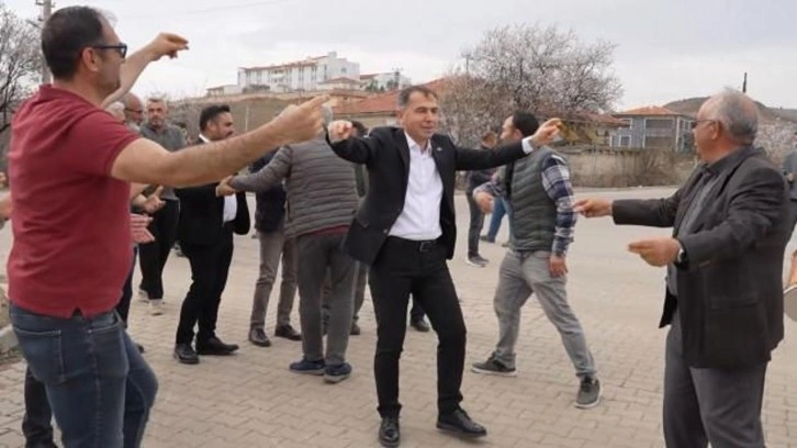 Hızlı tren müjdesi alan ilçe halkı davul zurnayla kutladı: Hayal bile edemezdik