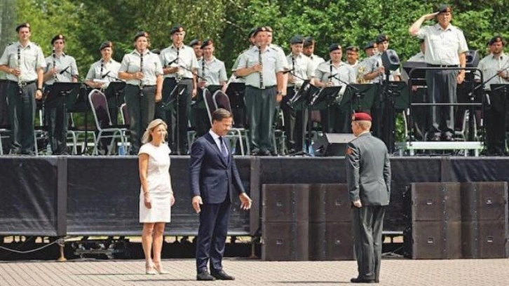 Hollanda askerlerine soykırım şerefine madalya!