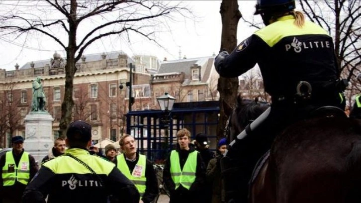 Hollanda'da polislere başörtüsü izni çıkabilir!