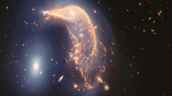 İç içe geçmiş 2 galaksi görüntülendi