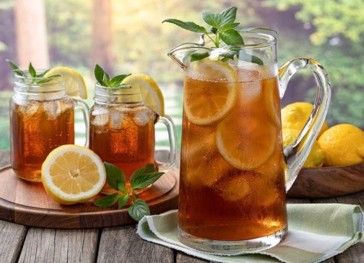 İçtikçe ferahlayacaksınız: Kalorisiz şekersiz evde şeftalili soğuk çay tarifi!
