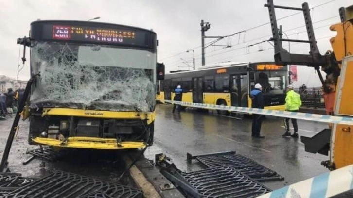 İETT bu kez de Galata Köprüsü'nde kaza yaptı