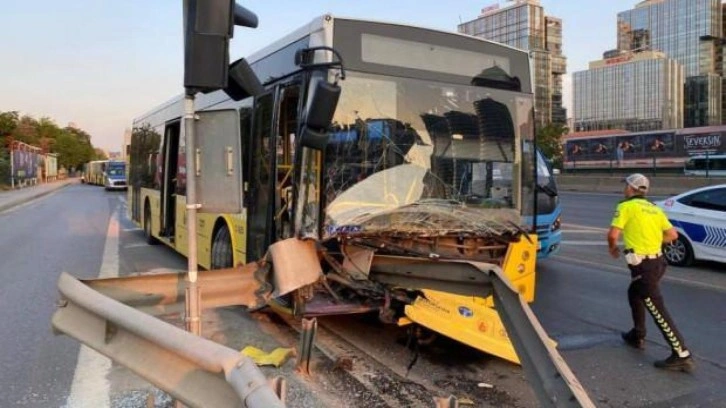 İETT otobüsü bariyerlere ok gibi saplandı