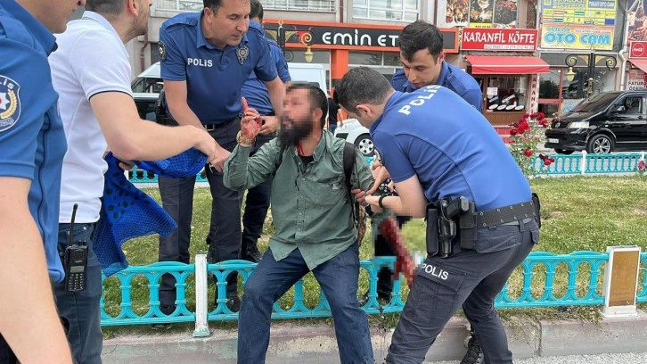 İki çocuğunu dilendiren baba, polise bıçak çekti, ardından kendini yaraladı