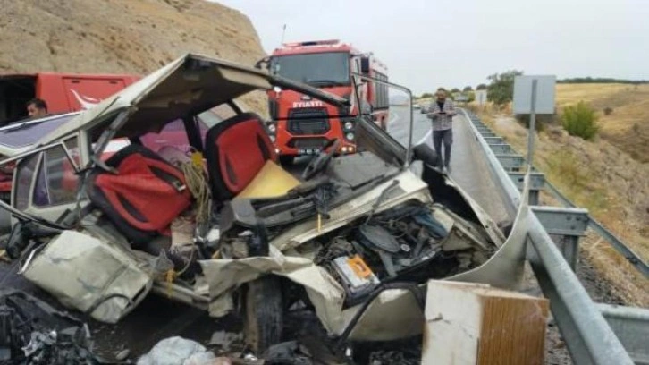 İki otomobil kafa kafaya çarpıştı: 1 ölü