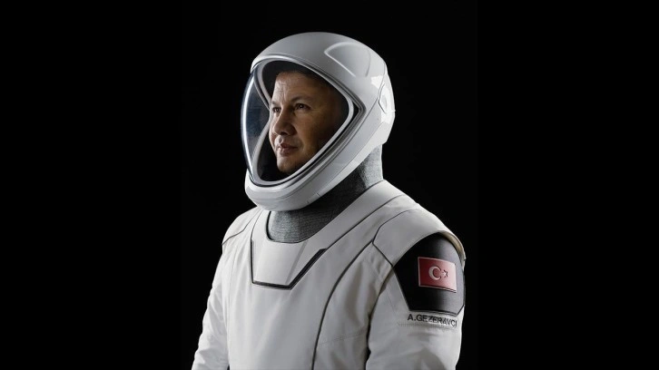 İlk Türk astronot Alper Gezeravcı uzayda: Dragon kapsülü kenetlendi