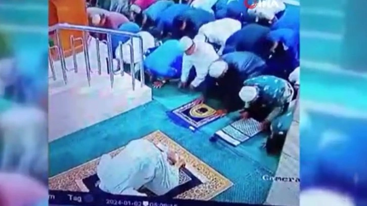 İmam namaz sırasında hayatını kaybetti. İşte o görüntüler...