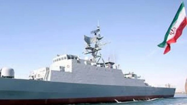 İran savaş gemisi su alarak yan yattı