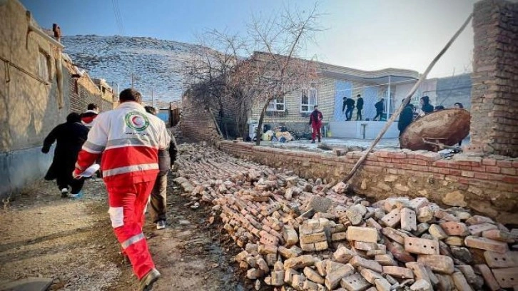 İran'da Van'ı da sallayan 5,4'lük deprem: Yaralı sayısı 194'e çıktı