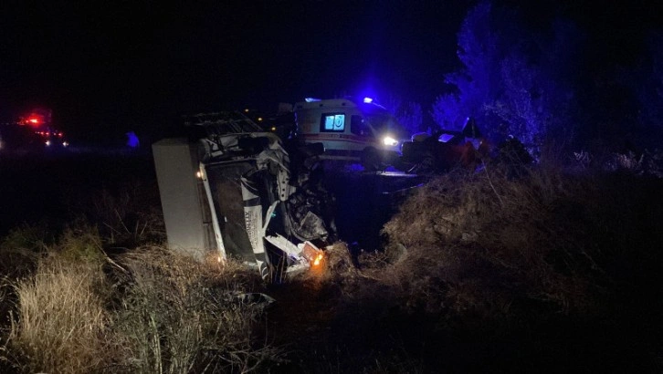 Isparta'da feci kaza! Otomobille kamyonet çarpıştı: 3 ölü