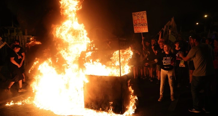 İsrail’de binlerce protestocu erken seçim çağrısı yaptı, caddeleri ateşe verdi