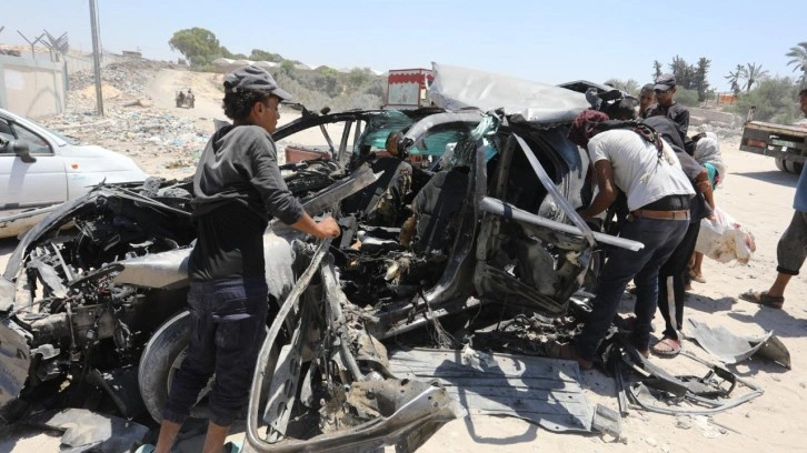 İsrail Gazze'de sivil aracı hedef aldı: 3 kişi şehit oldu