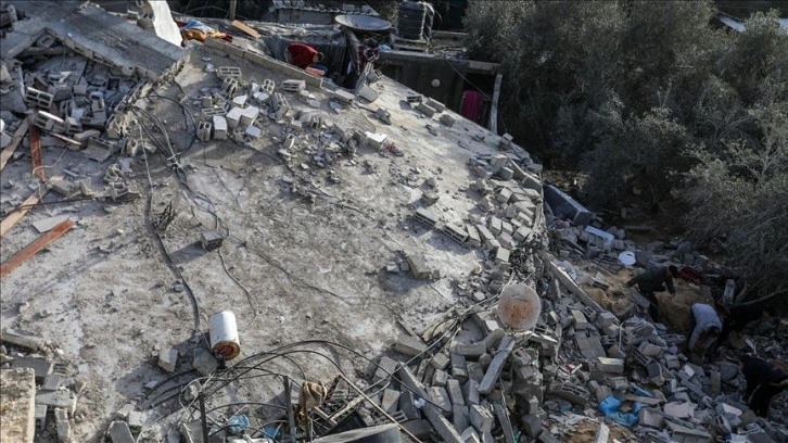 İsrail'in Gazze'de bir evi hedef alması sonucu 3 Filistinli yaşamını yitirdi