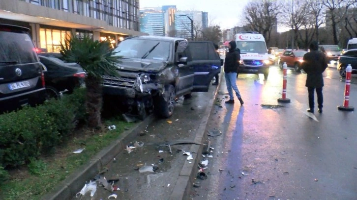 İstanbul Bakırköy'de 5 araç birbirine girdi. Bir sürücü gözaltına alındı