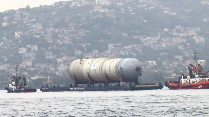 İstanbul Boğazı'ndan şaşırtan geçiş