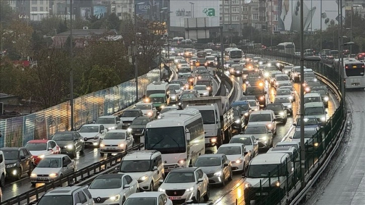 İstanbul'da aralıklı yağışın etkisiyle trafik yoğunluğu yüzde 87'ye ulaştı