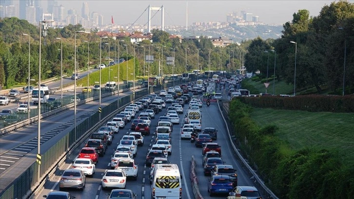 İstanbul'da haftanın son mesai gününde trafik yoğunluğu yaşanıyor