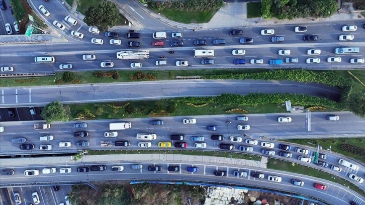 İstanbul'da haftanın üçüncü iş gününde trafik yoğunluğu yaşanıyor