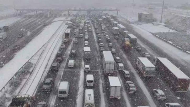 İstanbul'da kar alarmı: Akşam trafiği erken başladı