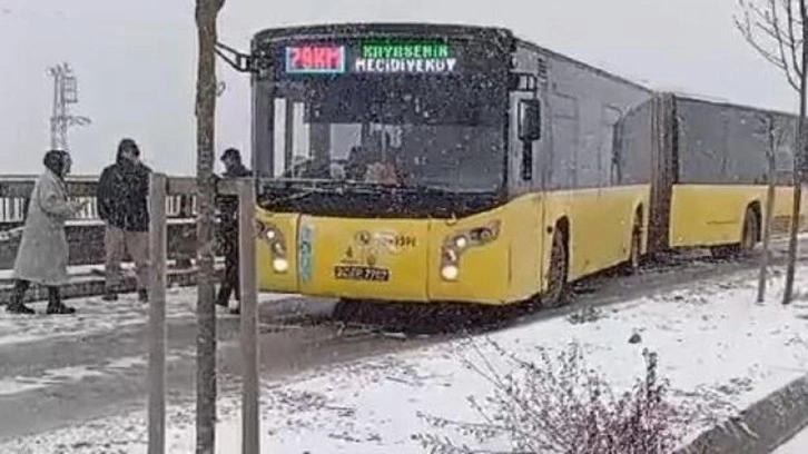 İstanbul'da kar başladı: İETT otobüsü yolda kaldı!