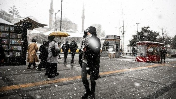 İstanbul'da kar yağışı etkisini artırdı! Lapa lapa yağıyor