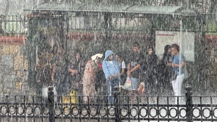 İstanbul'da sağanak yağış aniden bastırdı!