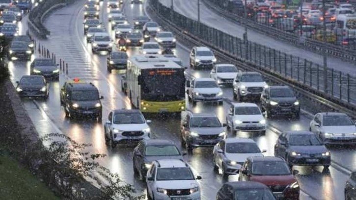 İstanbul'da trafik yoğunluğu yüzde 80'e yükseldi