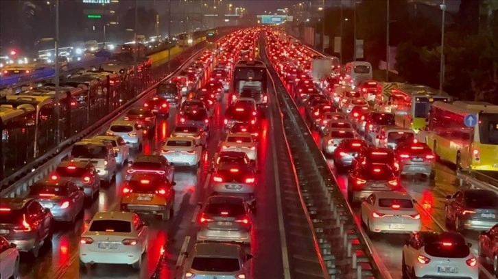 İstanbul'da yağmur sonrası trafik: Yoğunluk yüzde 80'leri aştı