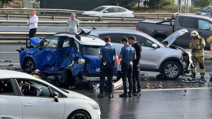 İstanbul TEM Otoyolu'nda meydana gelen zincirleme kazada 1 kişi hayatını kaybetti