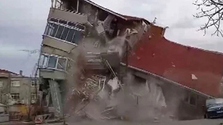 İstanbul Ümraniye'de korku dolu anlar! Metro çalışması sırasında önce yol sonra iki bina çöktü