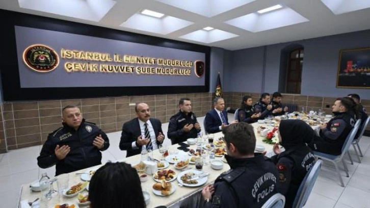 İstanbul Valisi Yerlikaya polislerle iftar yaptı