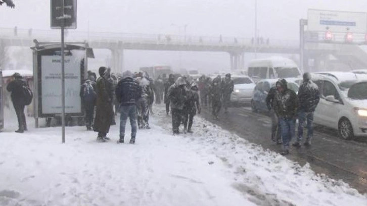 İstanbul'a kar geri dönüyor! Hava bir anda soğuyacak