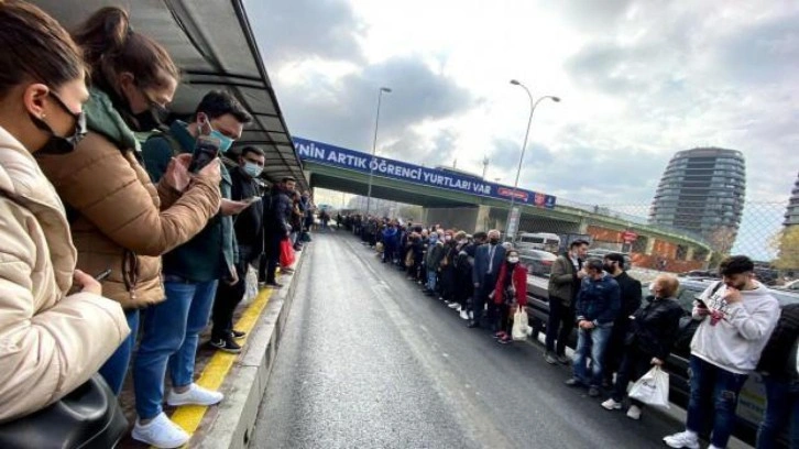 İstanbul'da arızalanan metrobüs yoğunluğa neden oldu