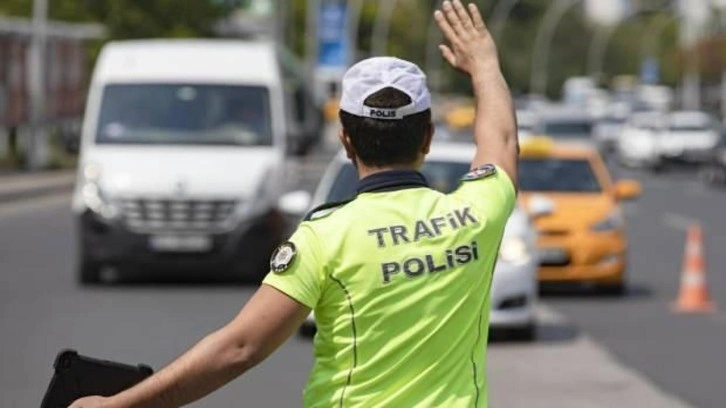 İstanbul'da büyük yürüyüş öncesi bazı yollar trafiğe kapatıldı