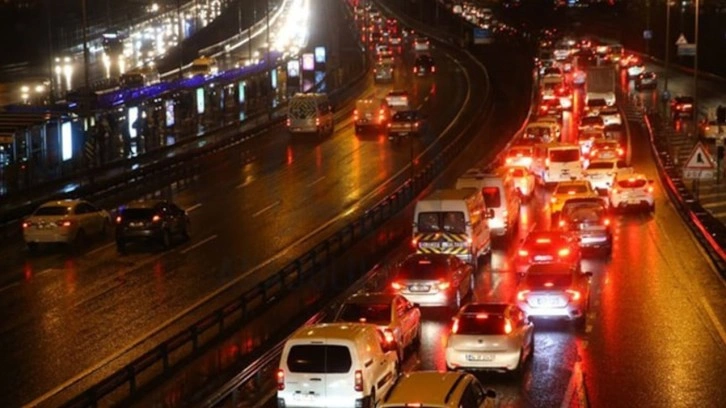 İstanbul'da çile! Trafik yine kilitlendi. Metro, metrobüs ve otobüsler tıklım tıklım