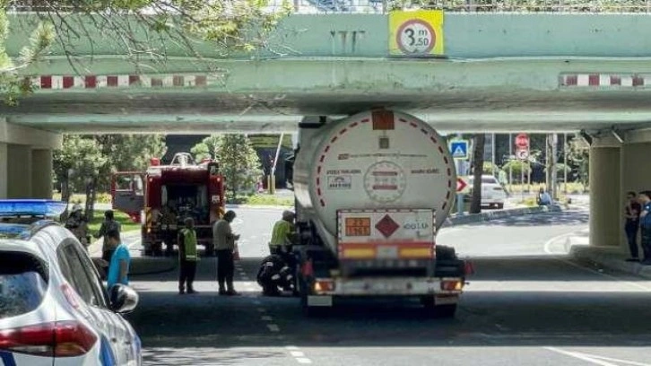 İstanbul'da gaz yüklü tır köprüye sıkıştı