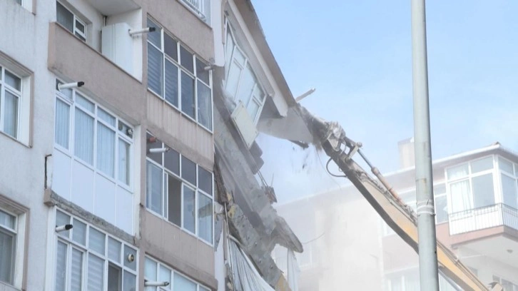 İstanbul'da kolonları patlayan binanın yıkımı sürerken bina sakinleri gözyaşlarına boğuldu