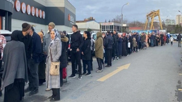 İstanbul’da market açılışında 'indirim' izdihamı