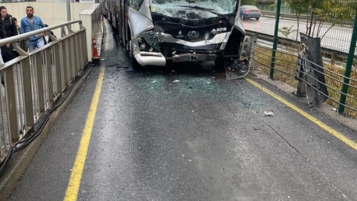 İstanbul'da metrobüs kazası! Vatandaşlar perişan oldu