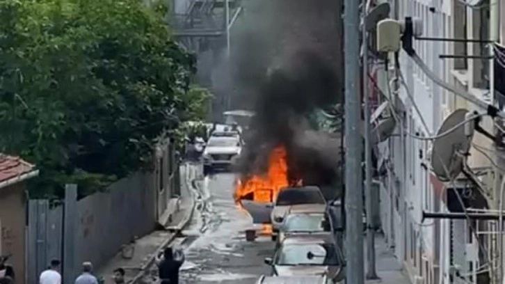 İstanbul'da park halindeki lüks otomobil kül oldu