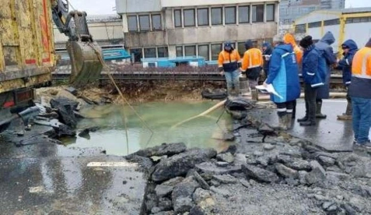 İstanbul'da su hattı patladı, yol çöktü