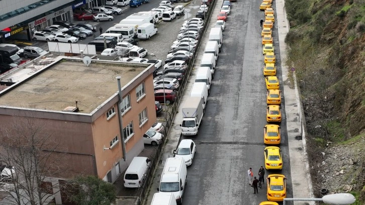 İstanbul'da taksiye zam geldi taksiciler güncellemek için kuyruk oluşturdu